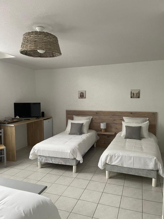 Les Trois Cedres Hotel Saint-Ouen-d'Aunis Екстериор снимка