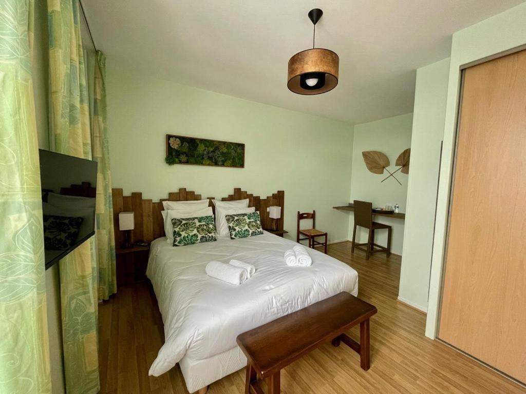 Les Trois Cedres Hotel Saint-Ouen-d'Aunis Екстериор снимка